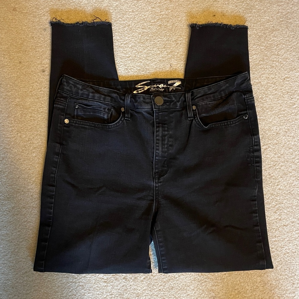 Seven7 Women’s Black Skinny Jeans w/Frayed Bottoms. Size 14.